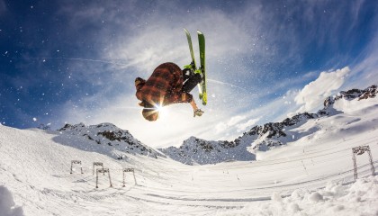 FB体育入口-全景高空绳索穿越赛，极速体验天空之巅，高空绳网探险拓展项目