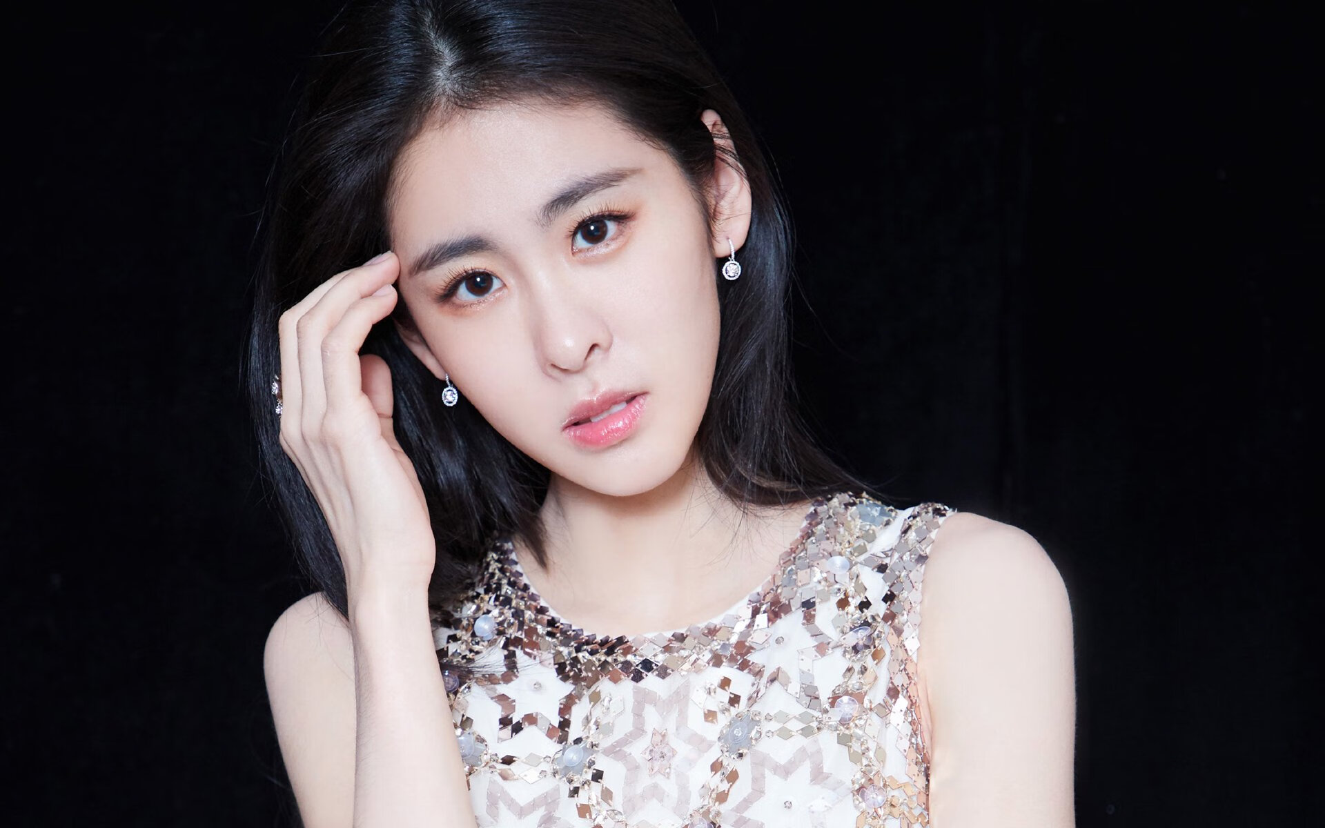 FB体育在线直播平台-国际合作：多国选手共聚一堂比拼技艺，国际合作有什么好处